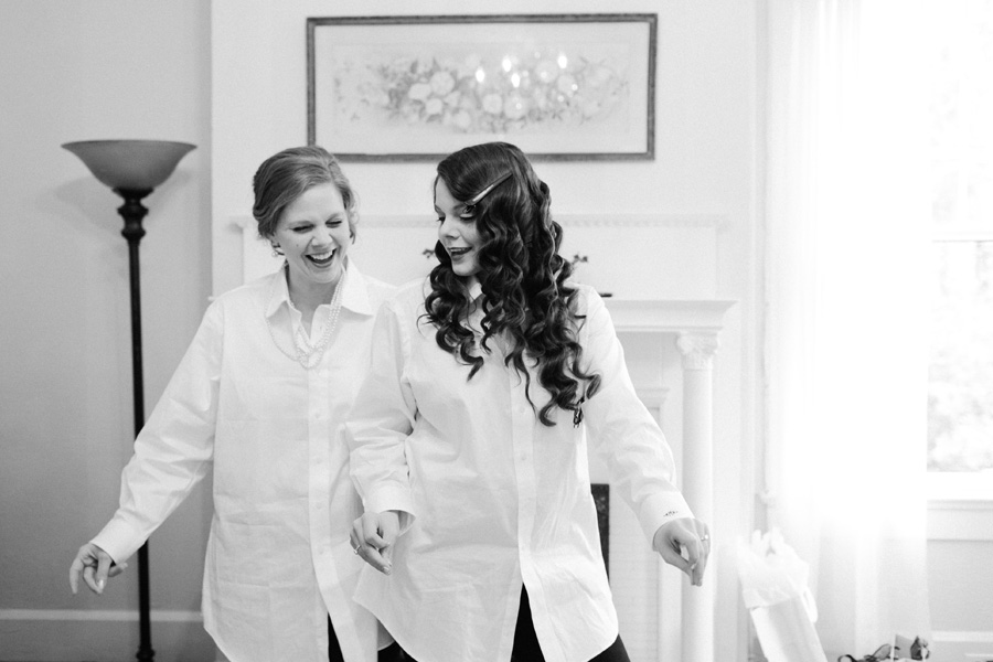 sisters dancing at wedding