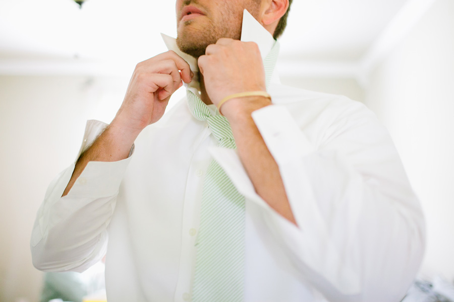groom putting tie on